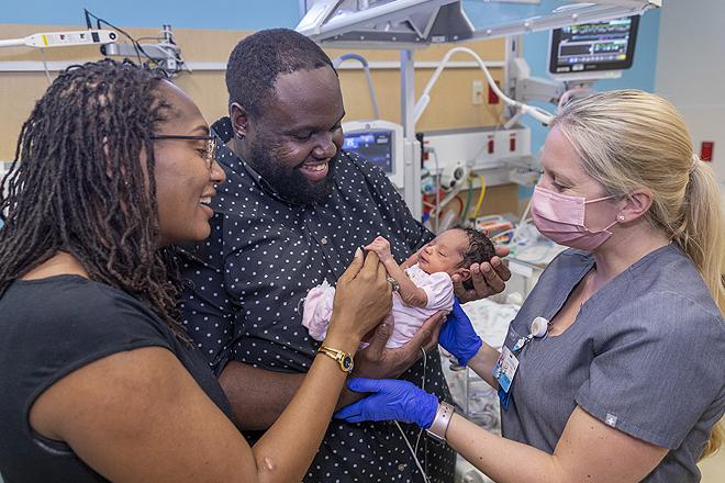在约翰霍普金斯儿童医院的新生儿重症监护病房(NICU)，父母卡普里斯和马库斯带着婴儿阿里.